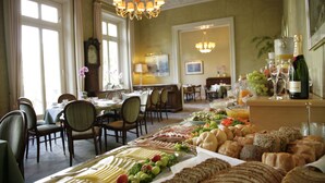 A breakfast buffet with various breads, pastries, and fruits. - Hotel Vorbach (Hamburg)