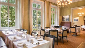 Desayuno buffet diario (EUR 22 por persona)