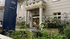 A hotel facade with a sign indicating the entrance and a reception area. - Hotel Vorbach (Hamburg)