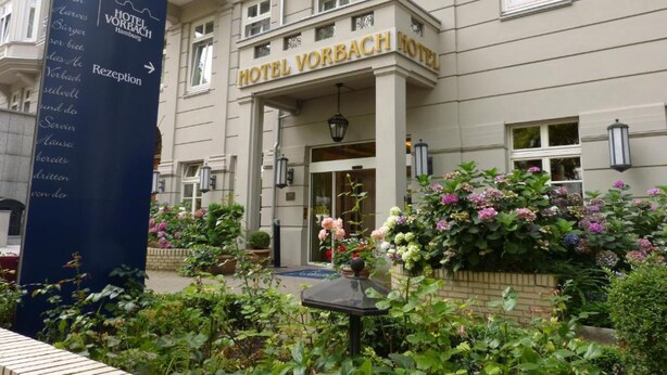 A hotel facade with a sign indicating the entrance and a reception area. - Hotel Vorbach (Hamburg)