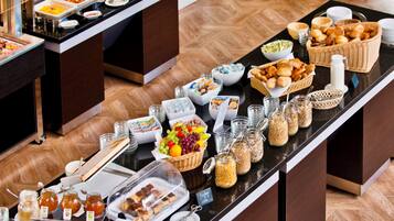 Se ofrece un desayuno bufé entre semana (16 EUR por persona)