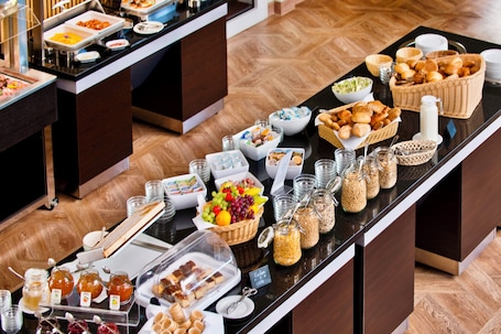 Buffet breakfast on weekdays (EUR 16 per person)