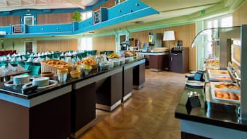 Se ofrece un desayuno bufé entre semana (16 EUR por persona)