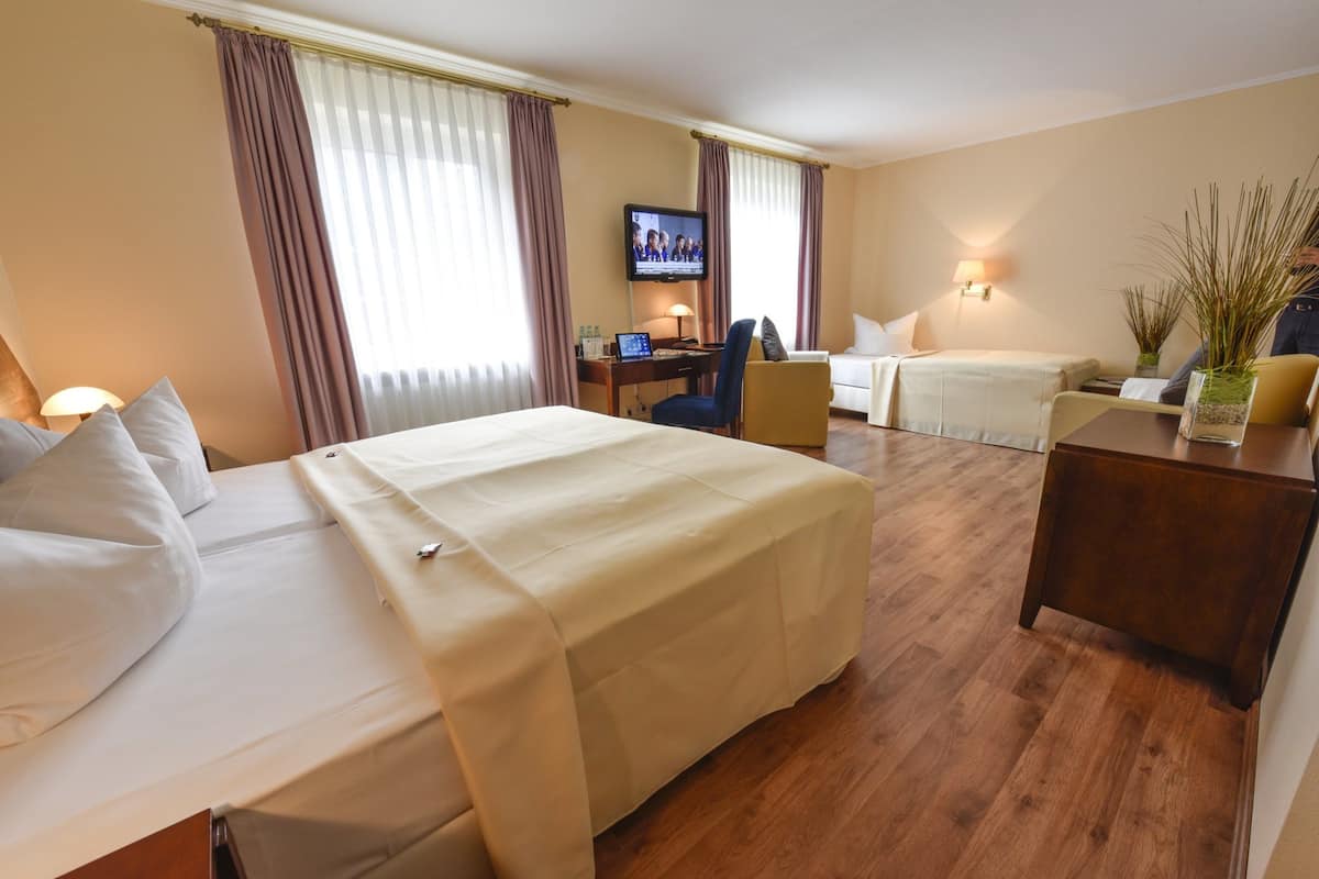 1 bedroom, premium bedding, down comforters, pillowtop beds