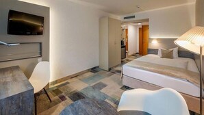 Hypo-allergenic bedding available, pillowtop beds, minibar, in-room safe
