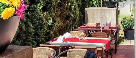 Breakfast, lunch, dinner served; international cuisine