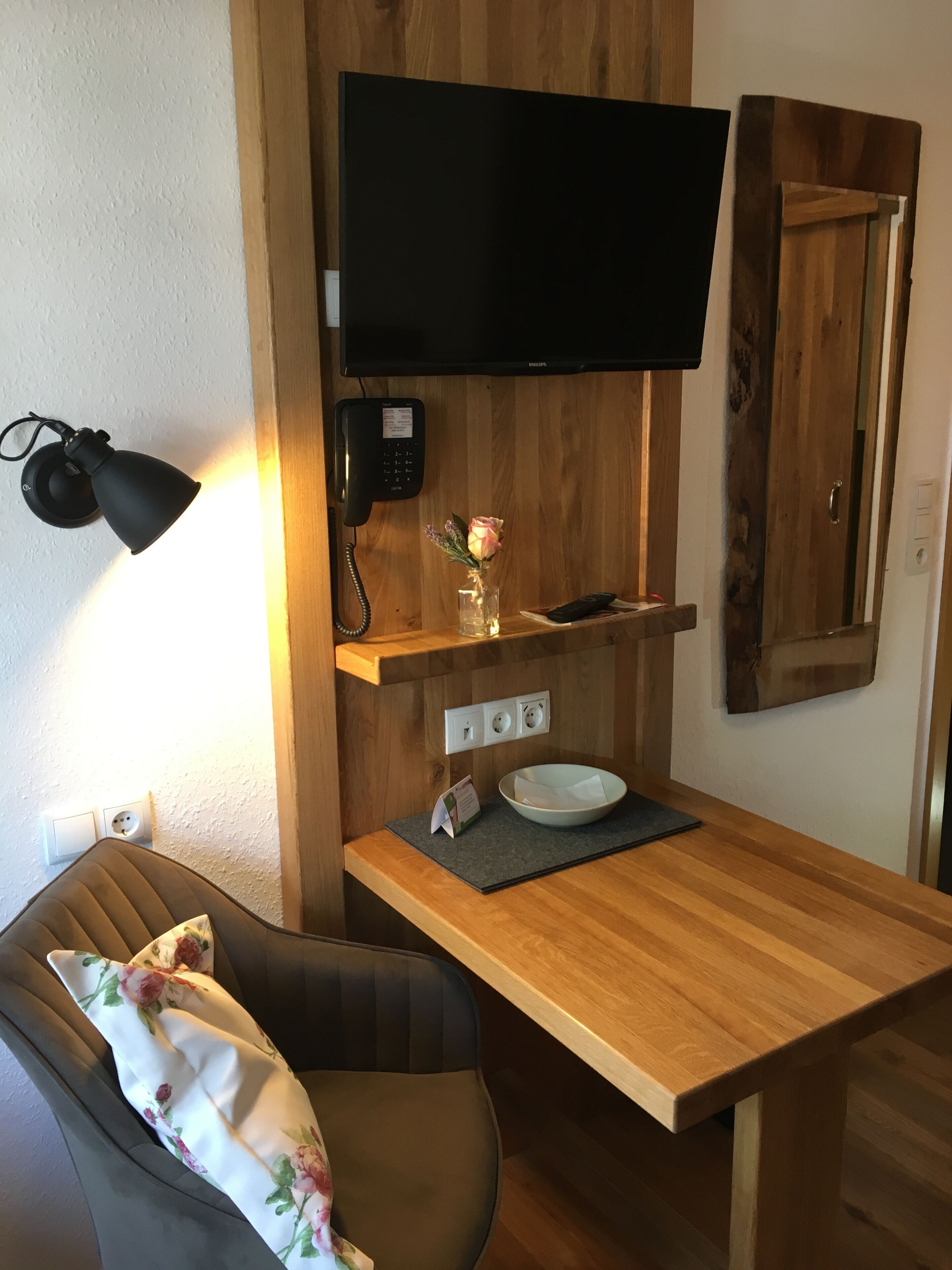 classic single room | living area | flat-screen tv