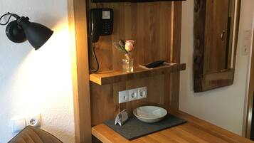 Habitación individual clásica | Zona de estar | Una televisión de pantalla plana