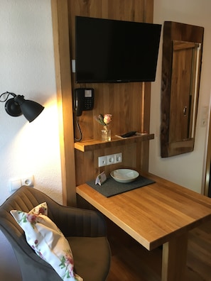 Classic Single Room | Living area | Flat-screen TV - Hotel-Restaurant Strengliner Mühle (Pronstorf)