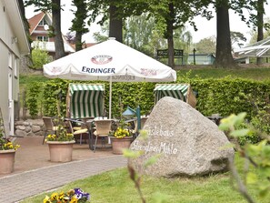 Se sirven desayunos y almuerzos, restaurante con mesas al aire libre 