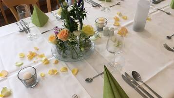 Frühstück, Mittagessen, Abendessen, deutsche Küche, Speisen im Freien