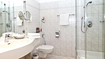 Superior Double Room | Bathroom | Free toiletries, hair dryer, towels