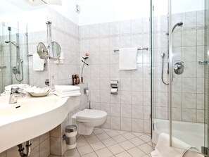 Habitación doble superior | Baño | Artículos de higiene personal gratuitos, secador de pelo y toallas