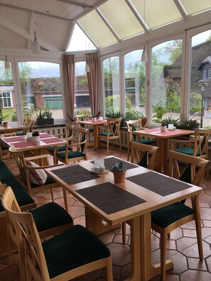 Petit-déjeuner et déjeuner servis sur place, restauration en plein air 