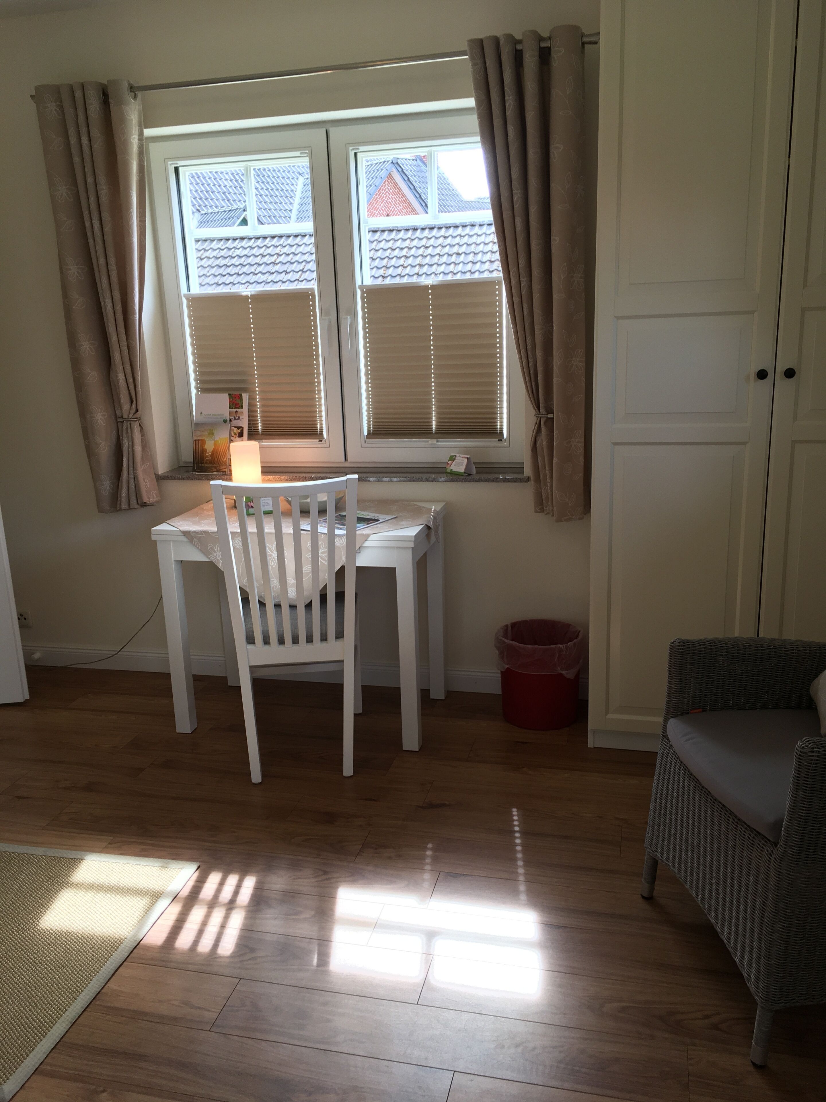 classic single room | living area | flat-screen tv