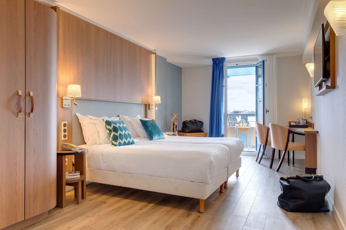 Minibar, brankas, meja kerja, dan setrika/meja setrika