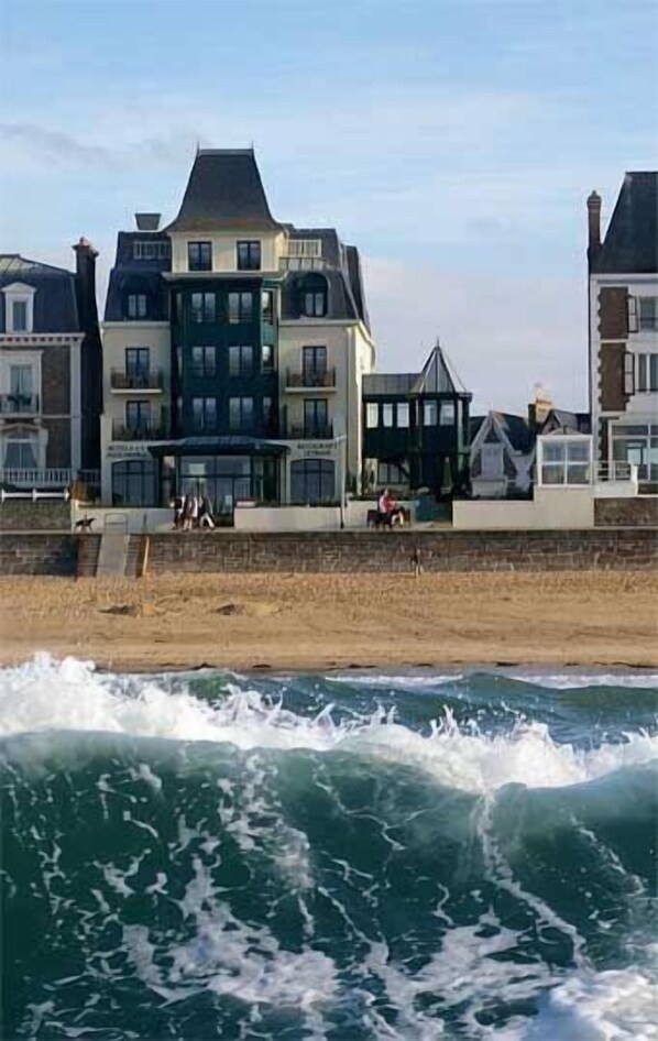 Vista frontal de la propiedad