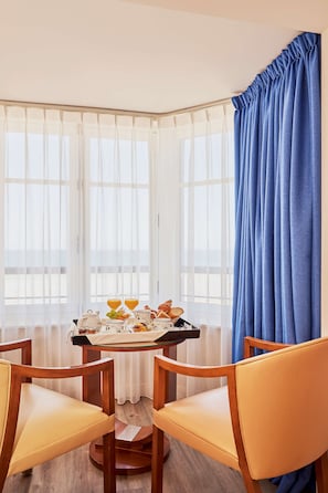Desayuno buffet (EUR 19.00 por persona)