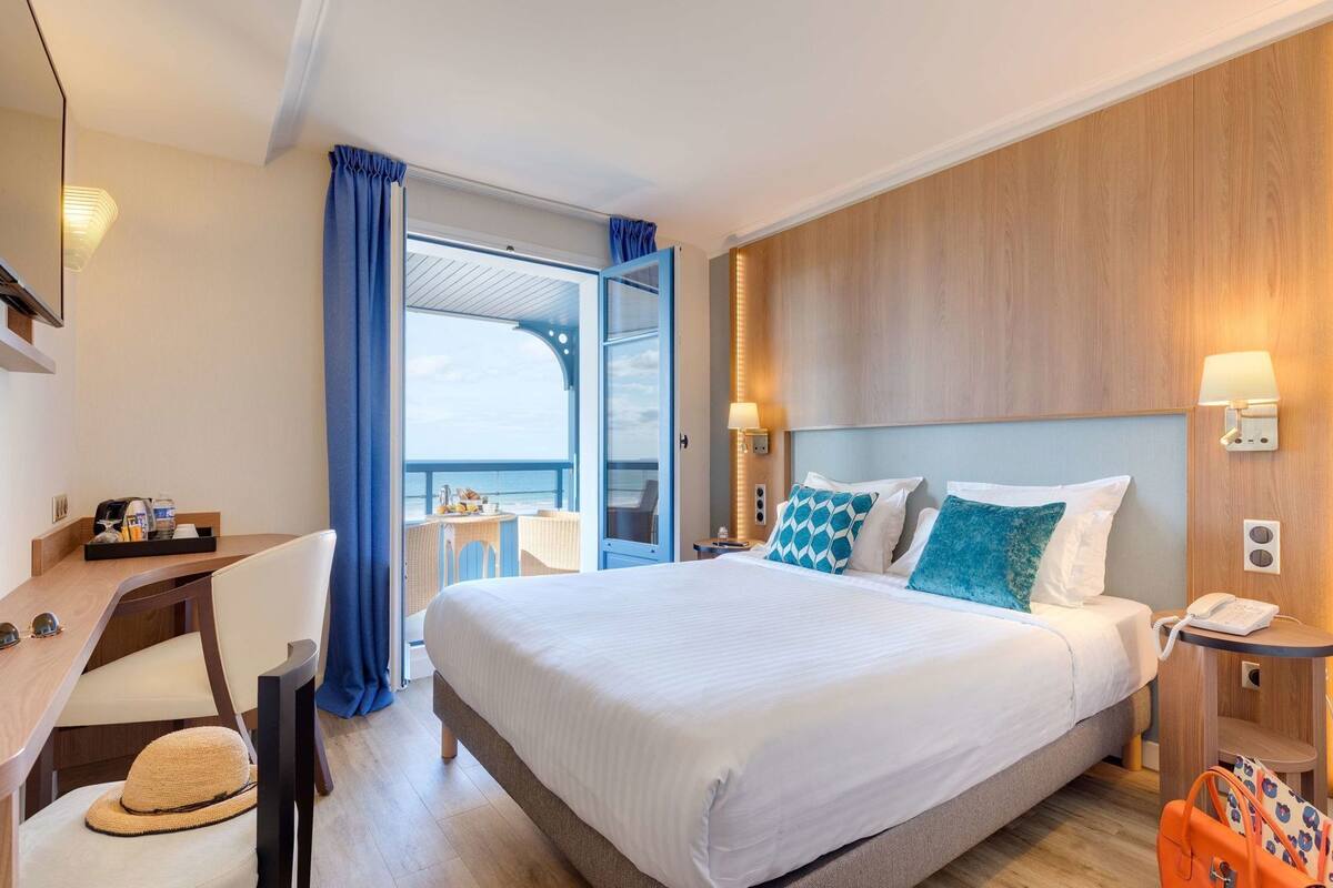 Minibar, in-room safe, desk, iron/ironing board (on request)