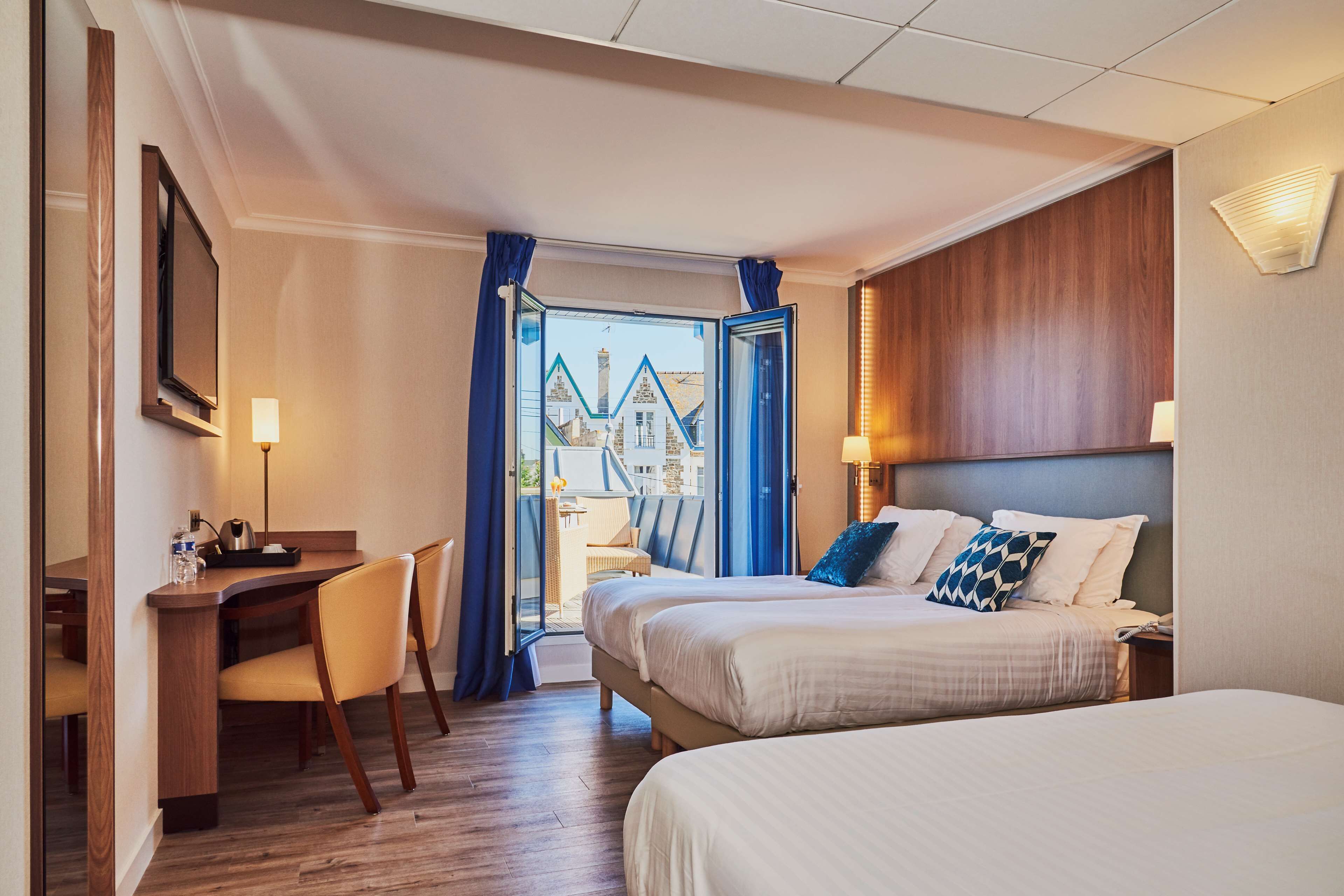 room, multiple beds | 1 bedroom, minibar, in-room safe, desk