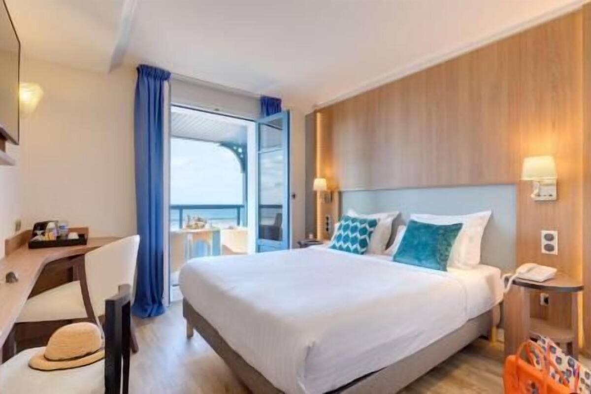 Minibar, caja de seguridad en la habitación y escritorio