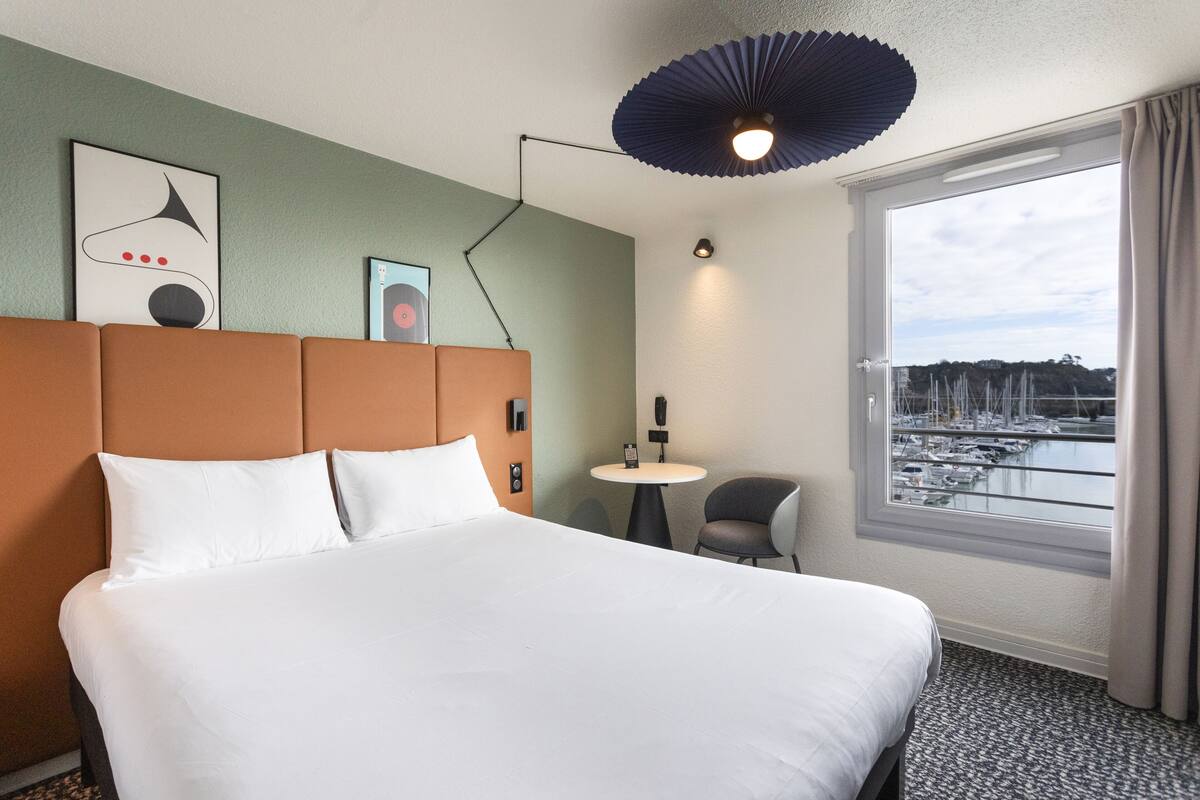 Standard Room, 1 Double Bed, Sea View | In-room safe, desk, soundproofing, iron/ironing board (on request)