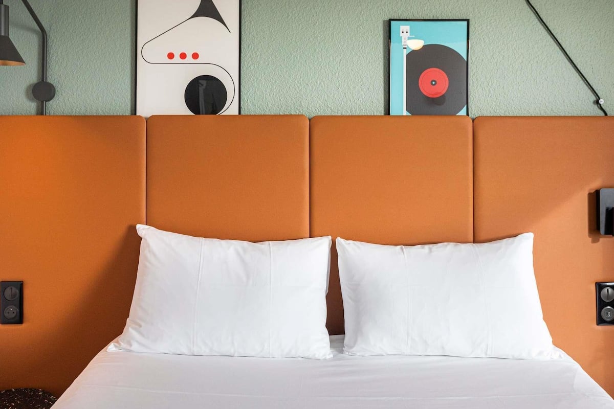 Habitación estándar, 1 cama matrimonial | Caja de seguridad en la habitación, escritorio y insonorización