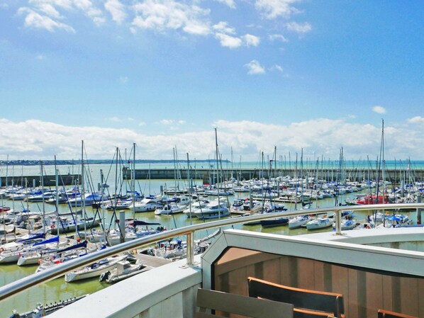 Standaard Twin kamer, Meerdere bedden, uitzicht op zee | Een kluis op de kamer, een bureau, geluiddichte muren