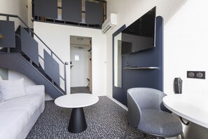 Habitación superior, 1 cama doble con sofá cama | Caja fuerte, escritorio, sistema de insonorización
