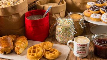 Sarapan bufet setiap hari (EUR 13.50 seorang)