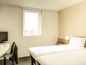 Desk, soundproofing, free WiFi, bed sheets