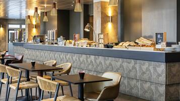 Petit déjeuner buffet servi tous les jours en supplément