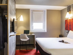 Standard Room, 1 Double Bed | Desk, soundproofing, free WiFi, bed sheets