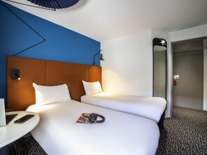 Quarto standard, 2 camas de solteiro | Escrivaninha, quartos à prova de som, Wi-Fi de cortesia, roupa de cama