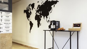 Pared con un mapa mundial y señales que indican direcciones a varias ciudades.