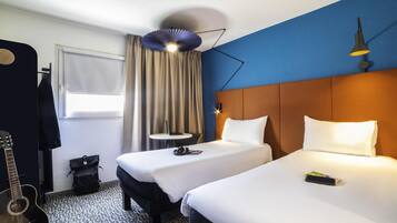 Escrivaninha, quartos à prova de som, Wi-Fi de cortesia, roupa de cama