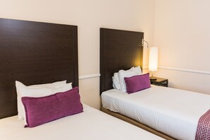 Kamar Standar, 2 Tempat Tidur Twin | Brankas, dilengkapi dengan perabotan berbeda-beda, dan meja kerja
