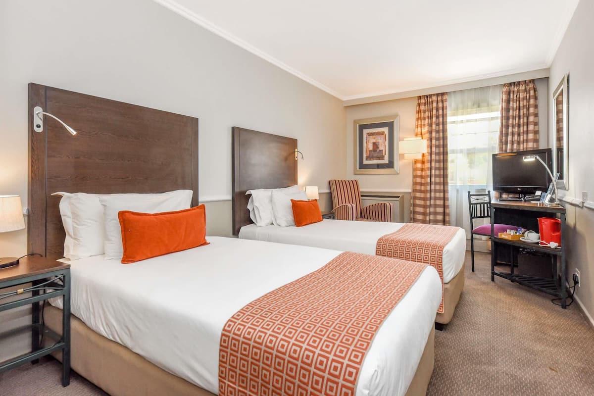 Camera Standard, 2 letti singoli | Cassaforte in camera, con arredamento individuale, una scrivania