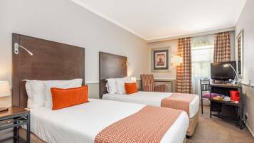 Kamar Standar, 2 Tempat Tidur Twin | Brankas, dilengkapi dengan perabotan berbeda-beda, dan meja kerja