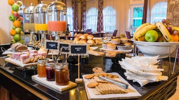 Daily English breakfast (ZAR 180 per person)