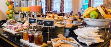 Daily English breakfast (ZAR 180 per person)