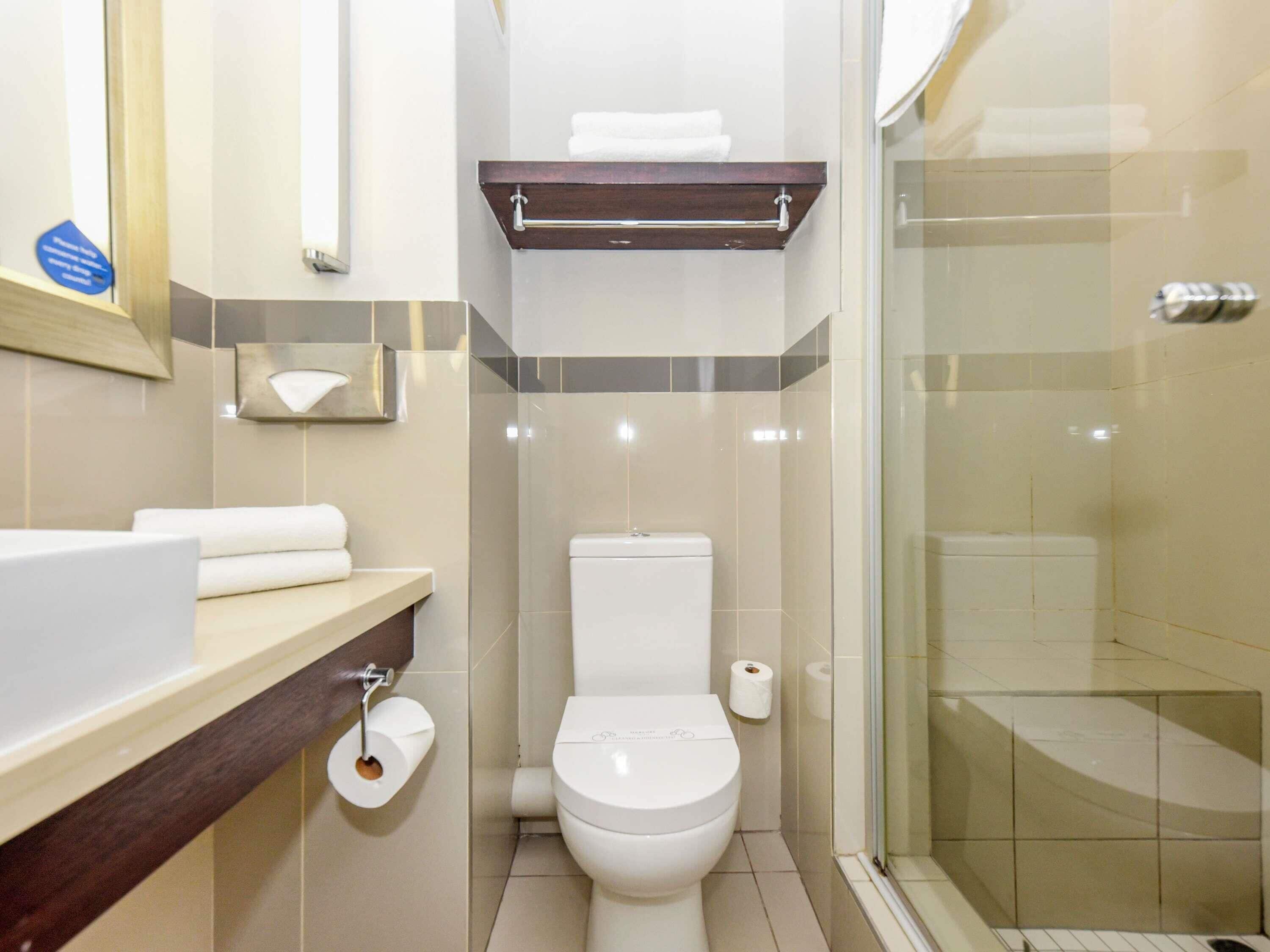 Doppia Standard, 1 letto matrimoniale | Cassaforte in camera, con arredamento individuale, una scrivania