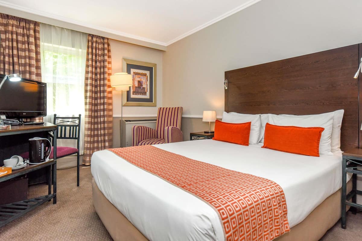 Doppia Standard, 1 letto matrimoniale | Cassaforte in camera, con arredamento individuale, una scrivania