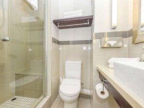 Habitación estándar, 2 camas individuales | Caja de seguridad en la habitación, muebles diferentes y escritorio 