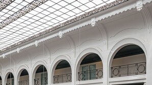 A multi-level atrium with seating areas and a glass ceiling. - Regina Experimental Biarritz (Biarritz)