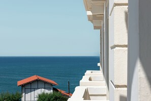 جناح جونيور (Signature Ocean) | أغطية فراش متميزة وميني بار وخزنة داخل الغرفة ومكتب