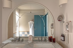 Designer-Toilettenartikel, Haartrockner, Bademäntel, Hausschuhe