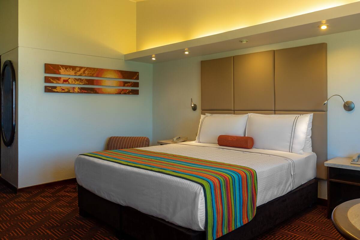 Doppelzimmer, 1 King-Bett, Bergblick | Daunenbettdecken, Minibar, Zimmersafe, Verdunkelungsvorhänge