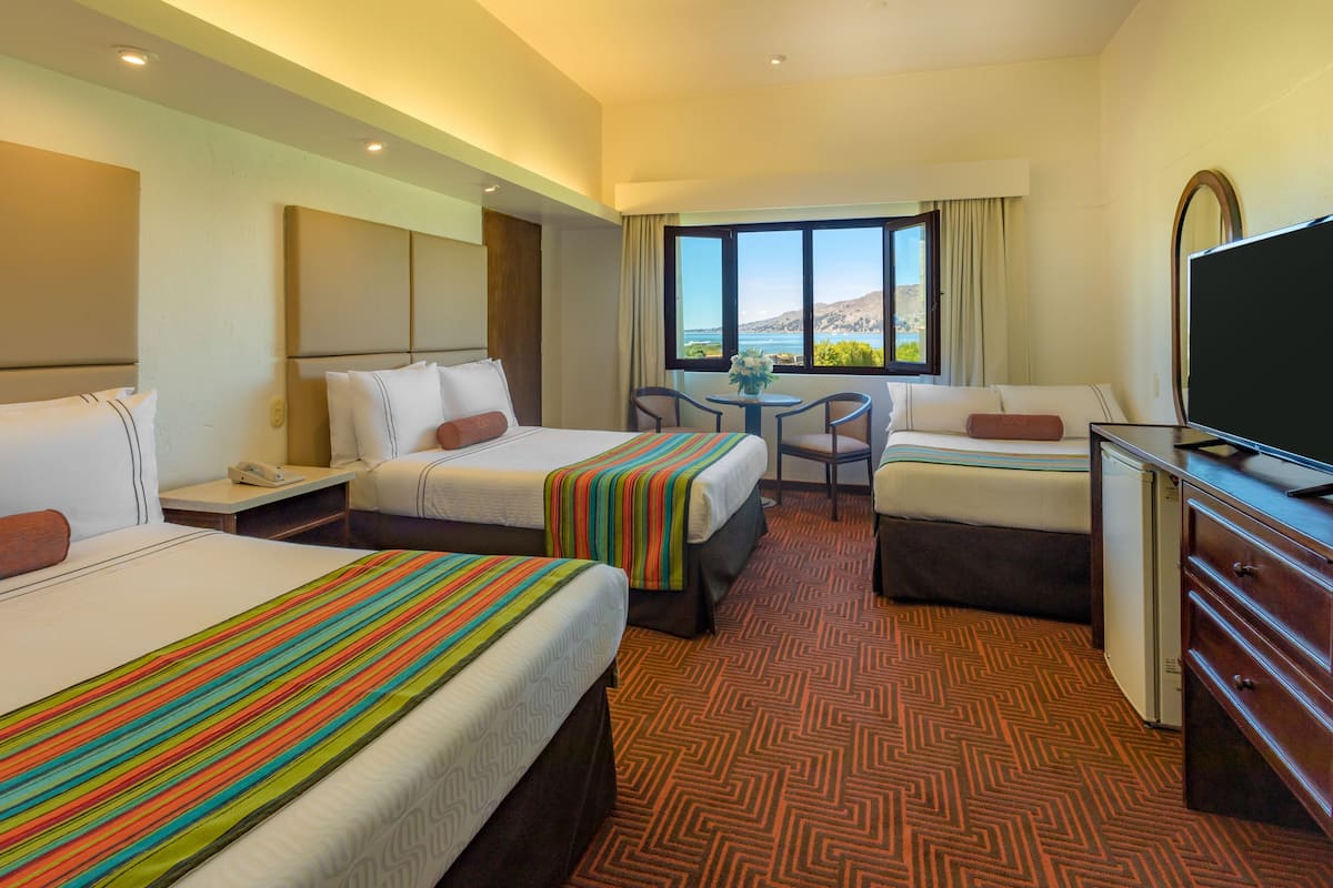 Chambre triple, vue sur le lac | Couette en duvet, minibar, coffre-fort, rideaux dâobscurcissement
