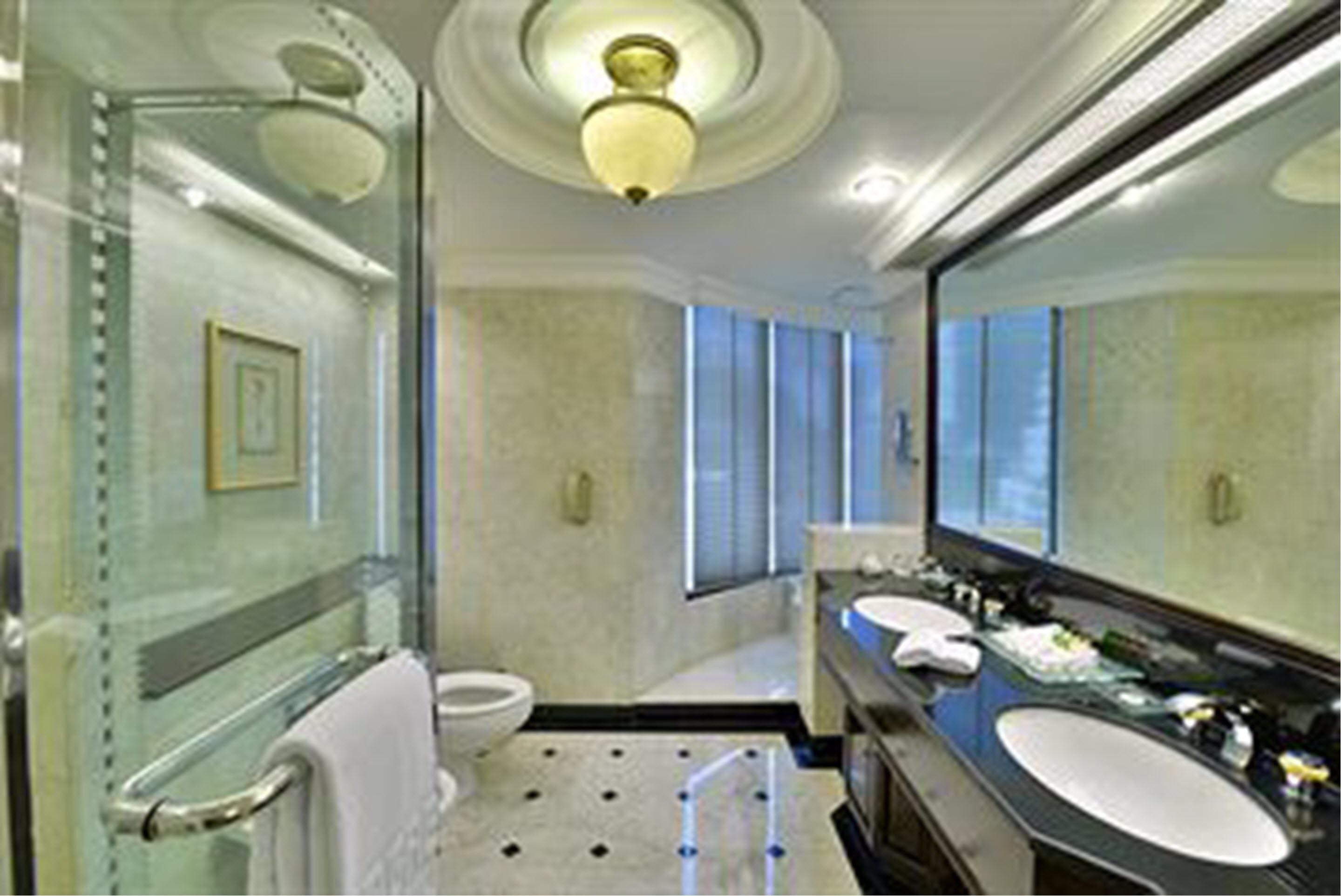 deluxe suite, 1 bedroom, non smoking, corner | bathroom | free toiletries, hair dryer, bathrobes, slippers